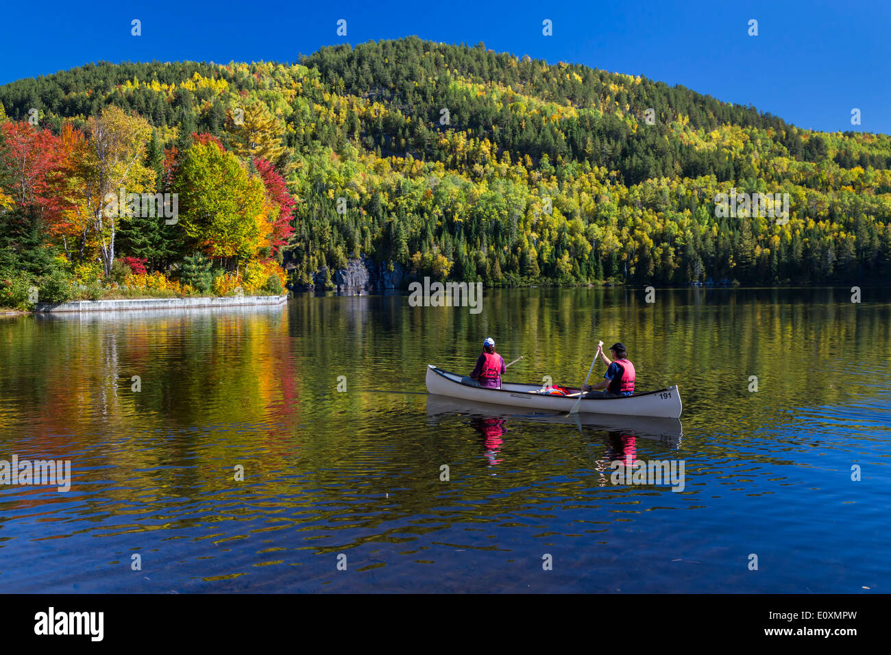 Kanufahrt auf dem See mit Laub Herbstfarben in La Maurice National Park, Quebec, Kanada. Stockfoto