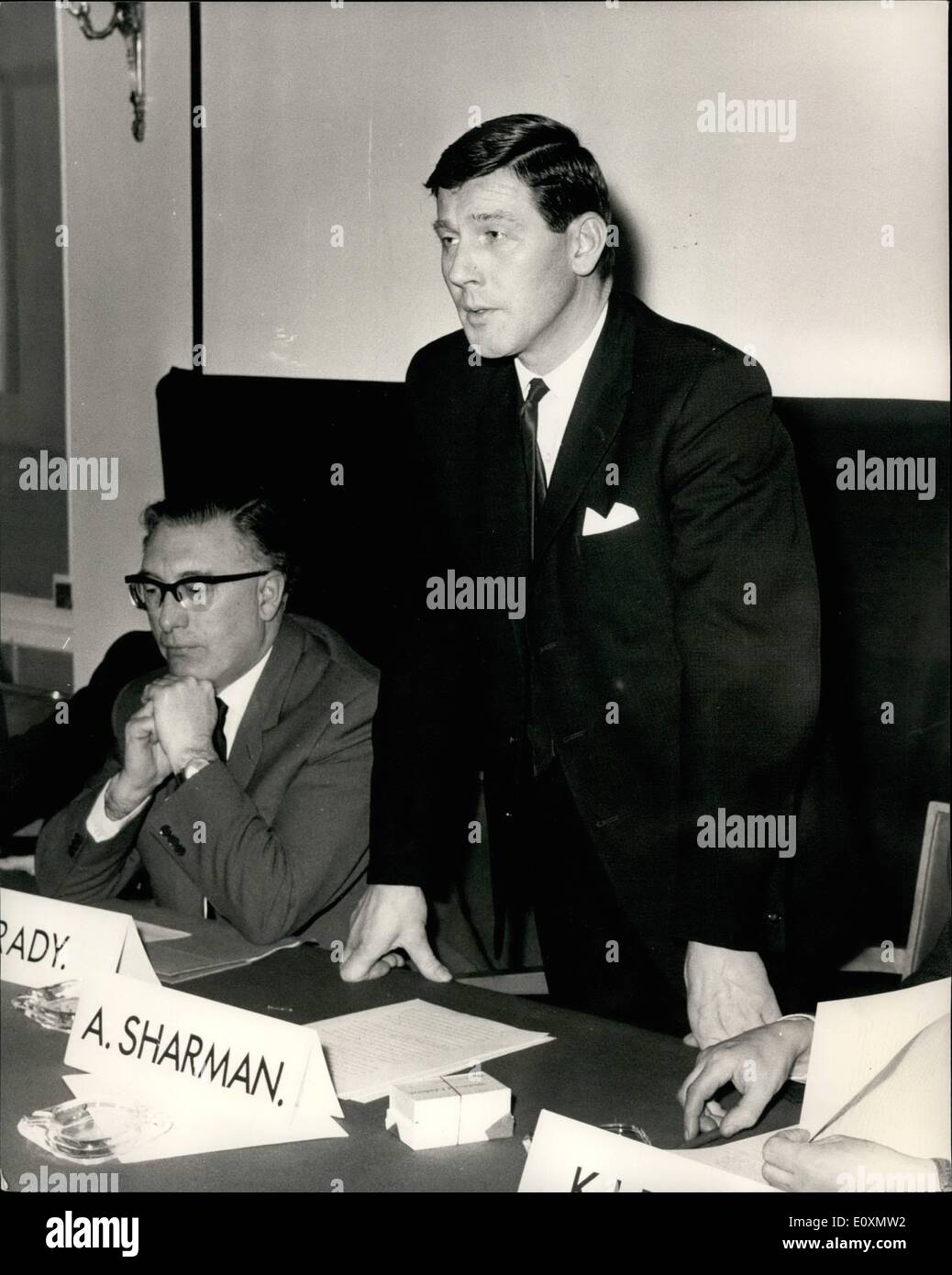 6. Juni 1967 - GENERAL POST OFFICE befiehlt elektronische '' HUNAN Auge '' Leser. NATIONALEN GIRO wird bereit für den Betrieb, das General Post Office hat bestellt von Reoognition Equipment Incorporated, Dallas basierte Hersteller von optischen Zeichenerkennung Ã ¢ Â '¬â € durch ihre britische Tochtergesellschaft, Reeognition Equipment Ltd, von Maidenhead Ã ¢ Â' ¬â € Anlagensysteme für die National Giro Ã ¢ Â'¬â € das neue Girokonto banking Carmine aufgrund der Maulwurf im Oktober neu in Betrieb , Jahr Ã ¢ Â'¬â €, die Giro Dooumente lesen können und "erfassen die Iatoreation En Sie auf Rate Ef 2.400 Oheraetere pro Stockfoto