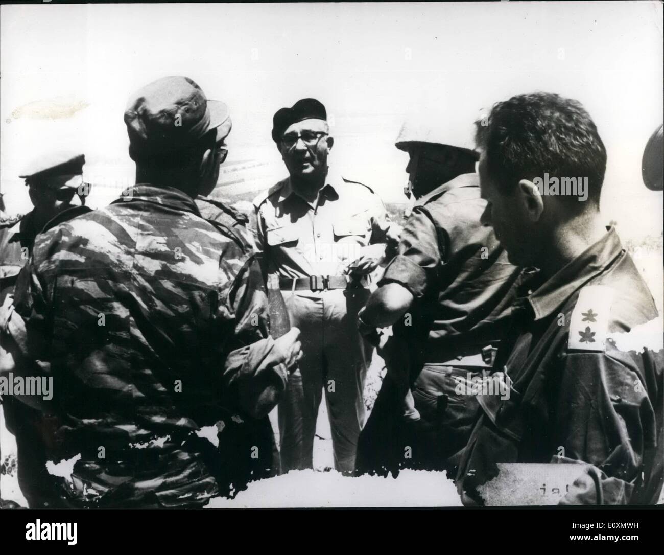 6. Juni 1967 - der Krieg im Nahen Osten: Fotoshows Mr Eshiol, israelische Ministerpräsident im Gespräch mit Offizieren des Northern Command irgendwo entlang der Nordgrenze Israels nach dem letzten Angriff, der der Krieg mit Syrien beendet. Stockfoto