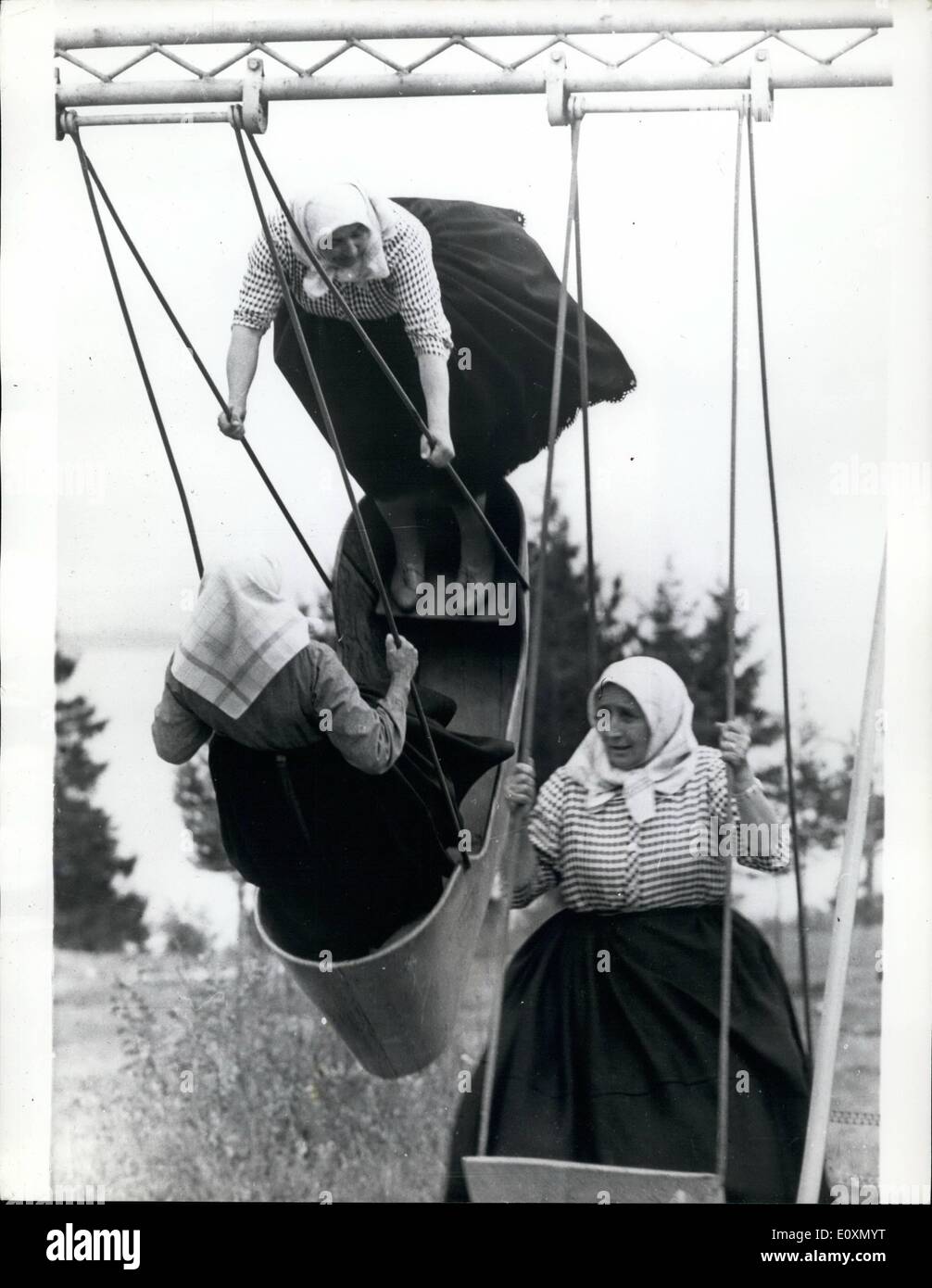 4. April 1967 - drei alte Damen Schwung in den Frühling: Diese drei alten Land Frauen in einem Dorf in Checheslovakia konnte nicht der Versuchung widerstehen, während des Frühlings - aktiv Festival, also sie klettern in Schwung und hatten viel Spaß. Stockfoto