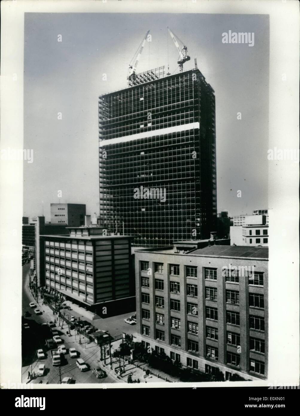 4. April 1967 - nicht besorgt über Erdbeben. Moderne Techniker Technik erlaubt nun den Bau von Wolkenkratzern in Tokio Stockfoto