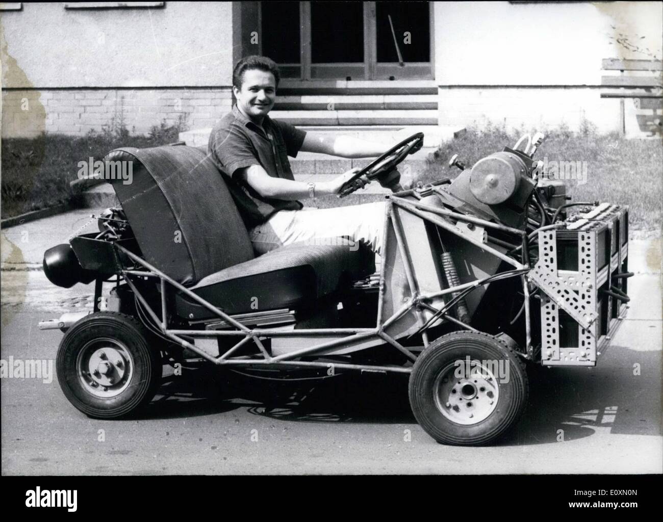 4. April 1967 - A Stadtauto mit elektro-hydraulische Leistung... wurde in der Institution motor anmelden an der technischen Universität Berlin entwickelt. Ebbe und Befreiung der Auspuff hat machen die Elctro-Power besonders geeignet für Stadt anmelden, gegenüber eine gemeinsame Nutzung und eine Serie-Prodution steht vor allem dem großen Gewicht des Motors und die Batterien Respectivaly Brennstoffzellen. Die Entwicklungen der TU-Instutution über come4 diese Schwierigkeiten durch eine Kombination von Elektro-Moyor mit eine Hydraustatic Kraftübertragung. Die elektronische Dauerleistung von fünf H.P Stockfoto