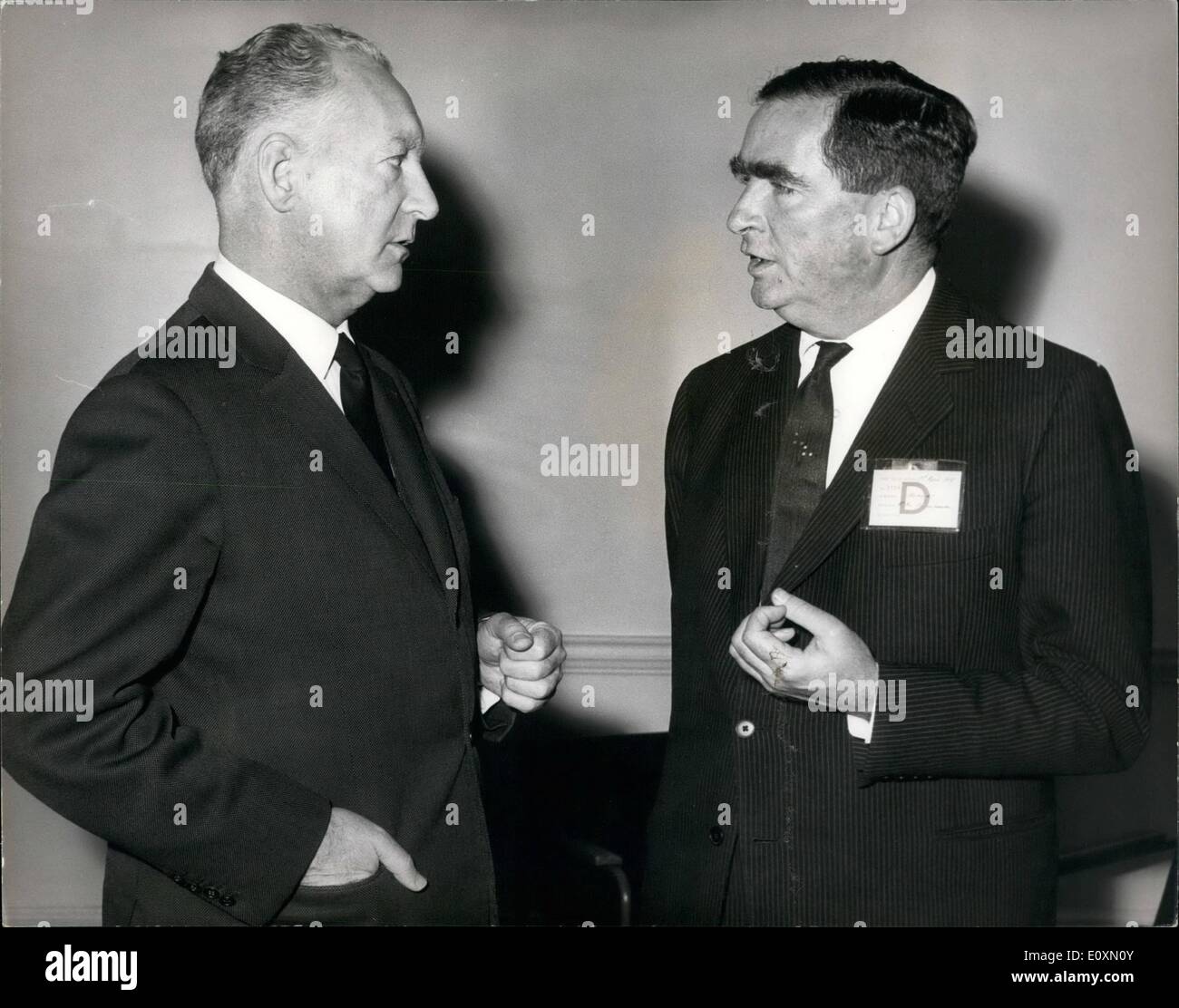 4. April 1967 - trifft M. Messmer Herr Healey. Der Verteidigungsminister, Herr Denis Healey und seinem französischen Amtskollegen, Herrn Pierre Messmer, trafen sich heute Morgen an das Verteidigungsministerium in London. Foto zeigt: M. Messmer (links), trifft heute Herr Healey im Ministerium der Verteidigung. Stockfoto