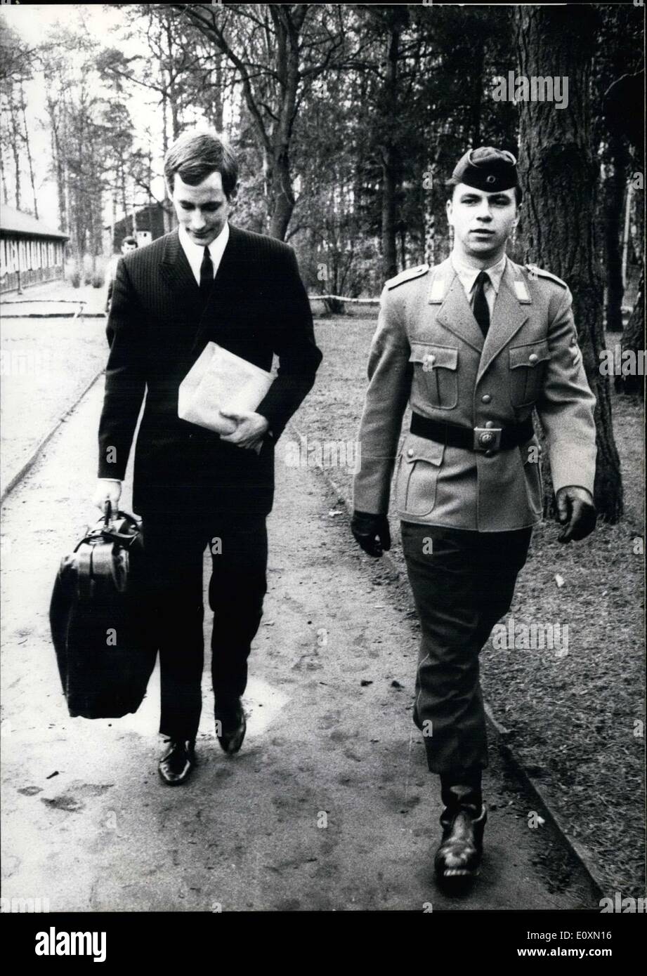 5. April 1967 - 22 Jahre kamen alte Prinz Louis Ferdinand von Preußen in Fallingbostel am 3. April 1967. Er ist der Urenkel des letzten deutschen Kaisers. Er wird mit Training Unternehmen 407 für die nächsten drei Monate und wird weitere 15 Monate in Uniform dienen. Unser Bild zeigt: der Prinz auf seinem Weg in die Kaserne. (Luis Ferdinand auf der linken Seite. Stockfoto