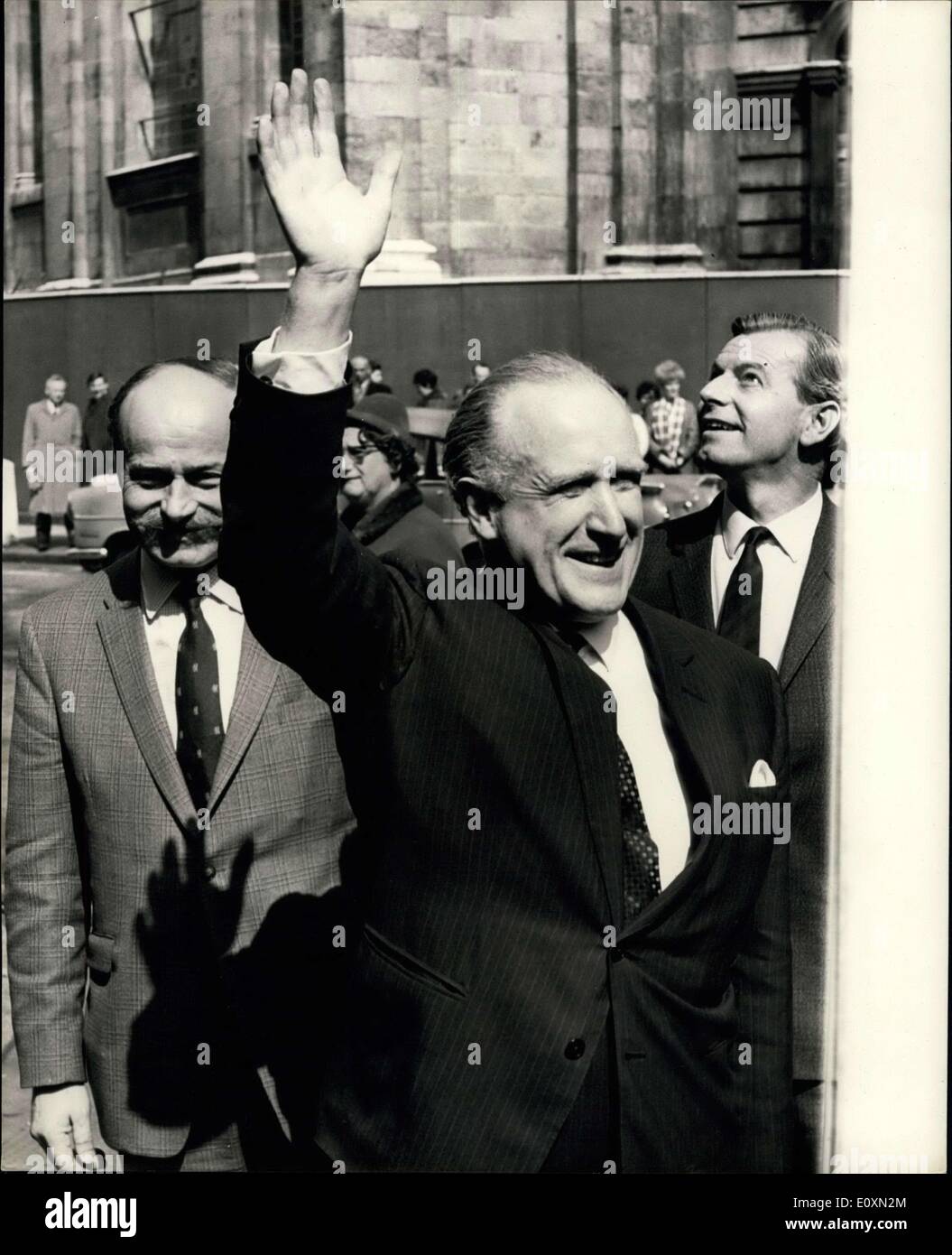 14. April 1967 - neue Tory Führer des G.L.C.. Foto zeigt Herr Desmond Plummer, winkt der neue Tory Leader der G.L.C. die Menge, als er in der konservativen zentrale Smith Square ankamen. Stockfoto