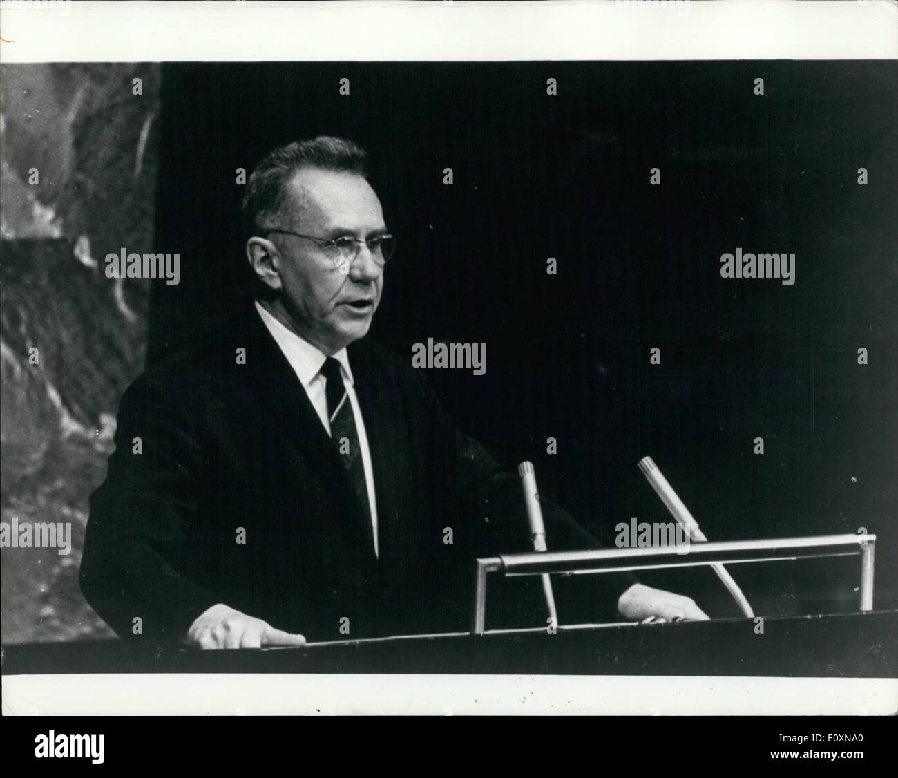 6. Juni 1967 - Mr Kossygin macht eine Scathing Verurteilung Israels In der UN-Generalversammlung: In seiner Rede an die UN-Generalversammlung am Montag schließlich Herr Kosygin, der sowjetische Premier, forderte einen sofortigen Rückzug von Israel, und auch britische und amerikanische Politik angegriffen. Foto zeigt Herr Alexi Kosygin Adressierung der UN-Generalversammlung in New York zu sehen ist. Stockfoto