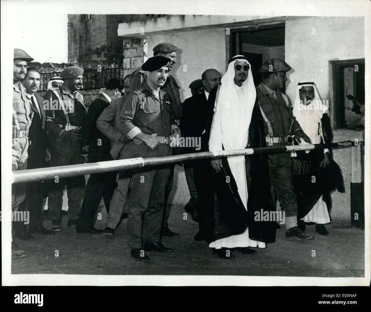 6. Juni 1967 - besucht Saudi Gouverneur von Madina Jordan Grenzen. Foto zeigt Prinz Mohamad, der Bruder von König Hussein von Jordanien, links, mit Prinz Morsen Abdul-Aziz, der Saudi-Gouverneur von Madina, während eines Besuchs in jordanischen Grenzgebieten gesehen. Stockfoto