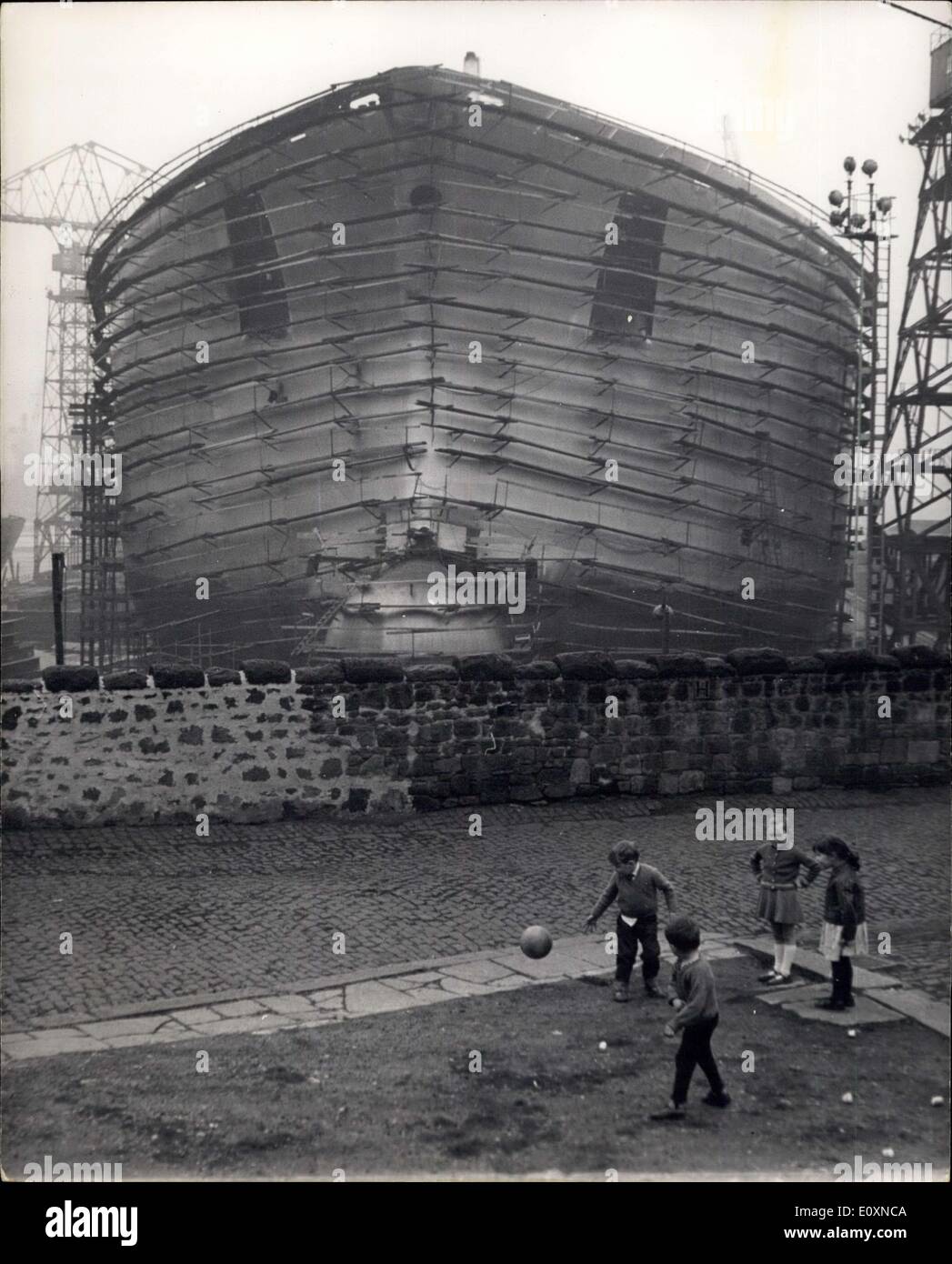 18. April 1967 - The Giant, dass nur Growed und Growed: Wenn Sie vier Jahre alt wie Maureen Catten und Sie gesehen haben Schiffe am unteren Rand Ihrer Straße jeden Tag seit Sie in der Lage, das Vorhandensein von anderen hoch aufragenden Monster krabbeln verursacht keine Aufregung. Es gibt weit mehr Spaß in einem Ball-Spiel mit Ihren Spielkameraden. Es kann jedoch "Spaß und Spiele" von einer anderen Art an der Unterseite von Gerald Street Wand senden am Tyne, wenn der Riese Shell Tanker Narica am 25 April den Helligen untergeht. Tyne hat nie gebaut ein Schiff wie eine Riese, dass '' nur Growed und Growed'' Stockfoto