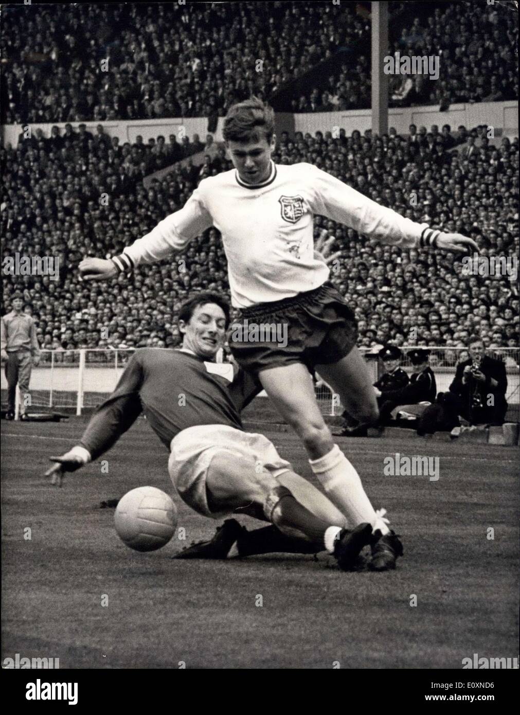 22. April 1967 - ENTEIGNET. WEMBLEY, LONDON: Eine Grätsche von Skelmersdale United kämpfen zurück A. BERMINGHAM, Haltestellen, die Enfield Linksverteidiger I. REID in seine Tracks während eines Angriffs durch das Londoner Team im Fußball Verein Amateur-Cup-Finale im Wembley-Stadion in der Nähe von London am 22. April Nachmittag gespielt. Die beiden spielten ein torloses Unentschieden nach Verlängerung vor 75.000 Zuschauern. Die Aufzeichnung wird am kommenden Samstag in Manchester ausgetragen. Stockfoto