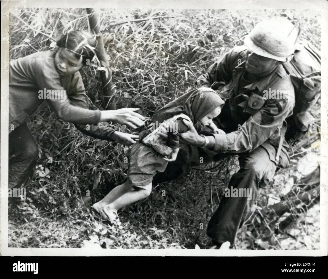 5. Mai 1967 - der Krieg in Vietnam. Eine helfende Hand: Foto zeigt eine Medie der 1.. Infanterie-Division (Airmobile), hilft eine vietnamesische Frauen und Kindern fliehen die Vietcong während des Krieges in Vietnam. Stockfoto