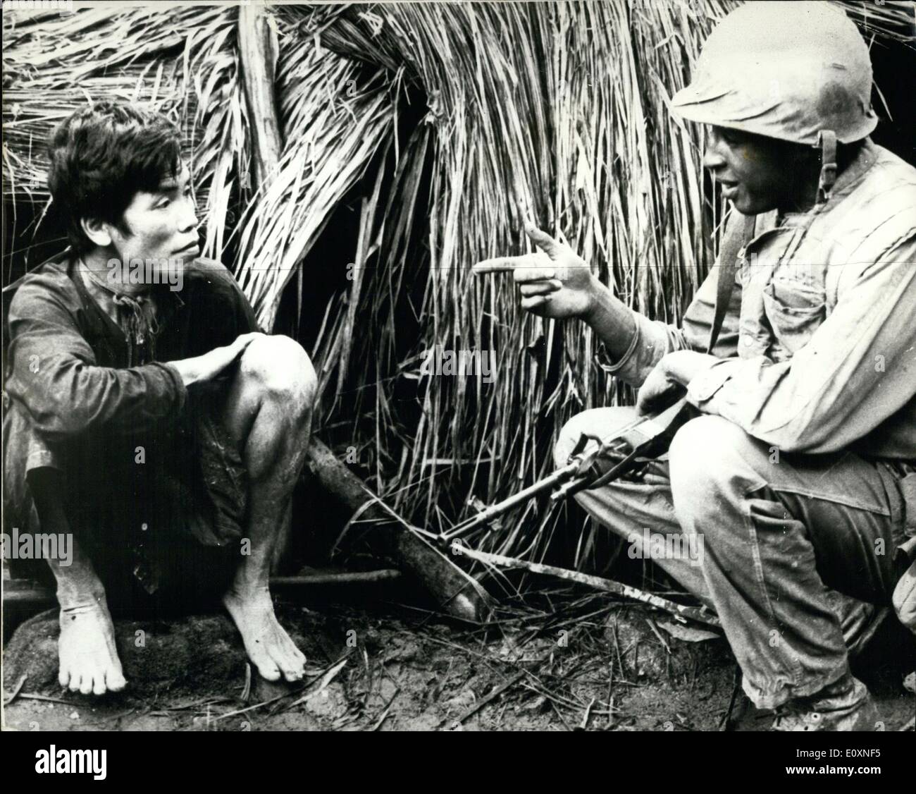 5. Mai 1967 - Krieg in Vietnam Viet Cong Zöllner gefangen: während ein American Marine raid auf einem Dorf in Süd-Vietnam sie Stockfoto