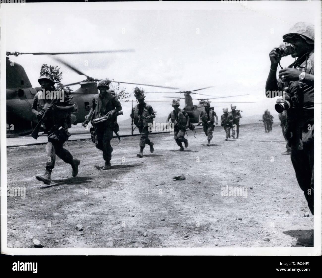 5. Mai 1967 - auf The Double: Marines des 3.. BN. 4. Mar Reg rush Board Helicopters in Dong Ha für eine vertikale Angriff gegen die NVA in die ENZ. Die Marines landeten gegen den Feind während des Betriebs Hickory. Stockfoto