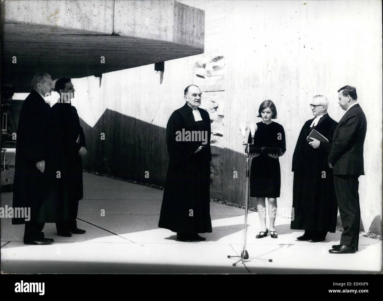 5. Mai 1967 - Versöhnungskirche in Dachau wurde eingeweiht: auf dem Boden der ehemaligen Konzentration Lager Dachau wurde vom Vorsitzenden des Rates der evangelischen Kirche in Deutschland, Bezirk Bischof D. Hermann Dietzfelbinger, eine neue Versöhnungskirche am 30. April eingeweiht. Die Kirche wurde von der evangelischen Kirche in Deutschland, zusammen mit der evangelischen christlichen Menschen anderer Länder im Osten und Westen, im Gedenken an die Opfer der nationalen vor gebaut. Es wurde von Vice Rat Vorsitzender Bischof D. Scharf an den Schutz der Bayerischen Gebietskirche gegeben. Stockfoto