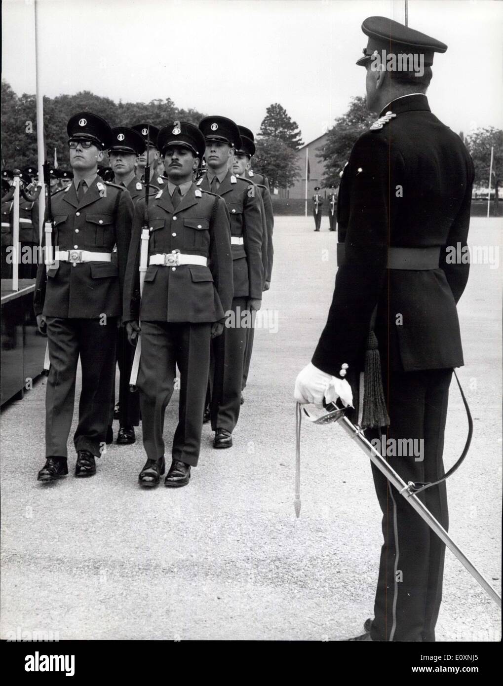9. Juni 1967 - Inbetriebnahme Parade in Mons Officer Cadet School: Leutenant General Sir David Peel Yates, General Officer Commanding in Chief Eastern Command war die Inspektion Officer bei heutigen Inbetriebnahme Parade am Mons Officer Cadet Schule, Aldershot. Foto zeigt Officer Cadet Prinz Saad Türkei, ein Verwandter von König Faisal von Saudi-Arabien in der vordersten Reihe, rechts auf dem Weg zur Parade heute. Stockfoto