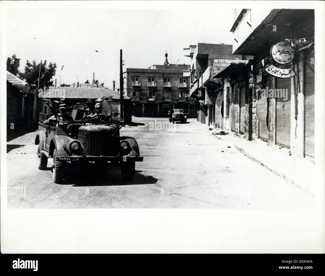 15. Juni 1967 - Szenen her Krieg im Nahen Osten. Israelische Truppen in Kuneitra. Bild zeigt: Dies ist das Einkaufen ein Enter auf Kuneitra, einer kleinen Gemeinde auf der syrischen Hochebene, die von Israel einen Tag zuvor das aufhörenfeuer gefangen genommen wurde. Stockfoto