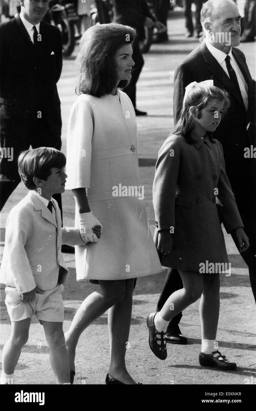 Jacqueline Kennedy und ihre Kinder für einen Urlaub in Irland angekommen Stockfoto