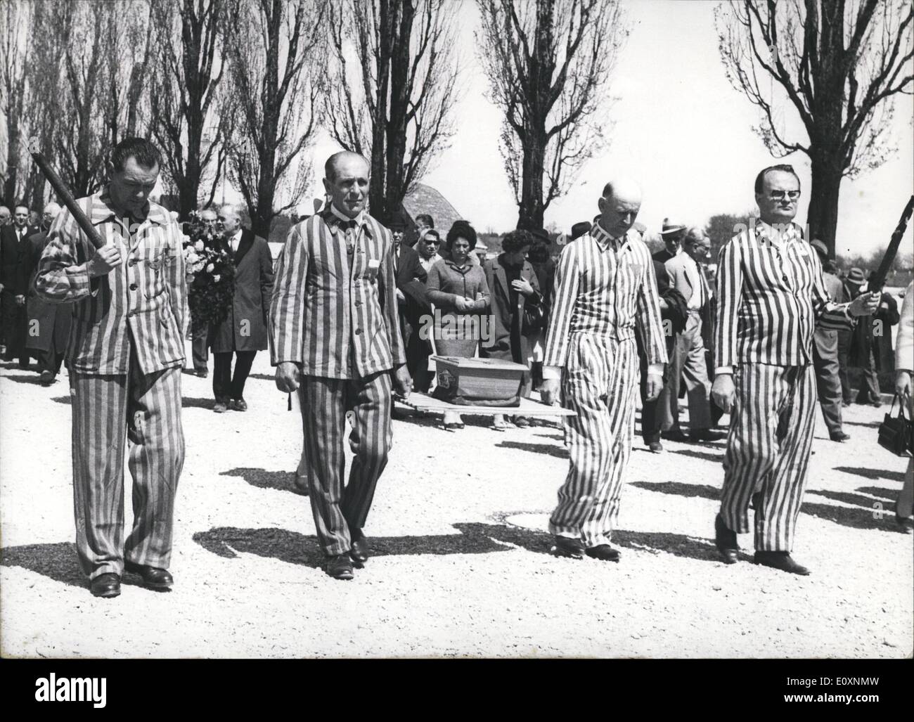 5. Mai 1967 - die dritte Gedenkstätte in Dachau wurde eingeweiht: auf dem Boden der ehemaligen Konzentration Lager Dachau wurde am Sonntag (7. Mai) eröffnet eine jüdische Gedenkstätte als drittes Gebäude neben dem Kloster '' sterblichen-Angst-Christi-Kapelle '' und die evangelische Versöhnungskirche. Rabbi D.Spiro das ewige Licht in Brand gesetzt und ein Dokument eingemauert Stockfoto