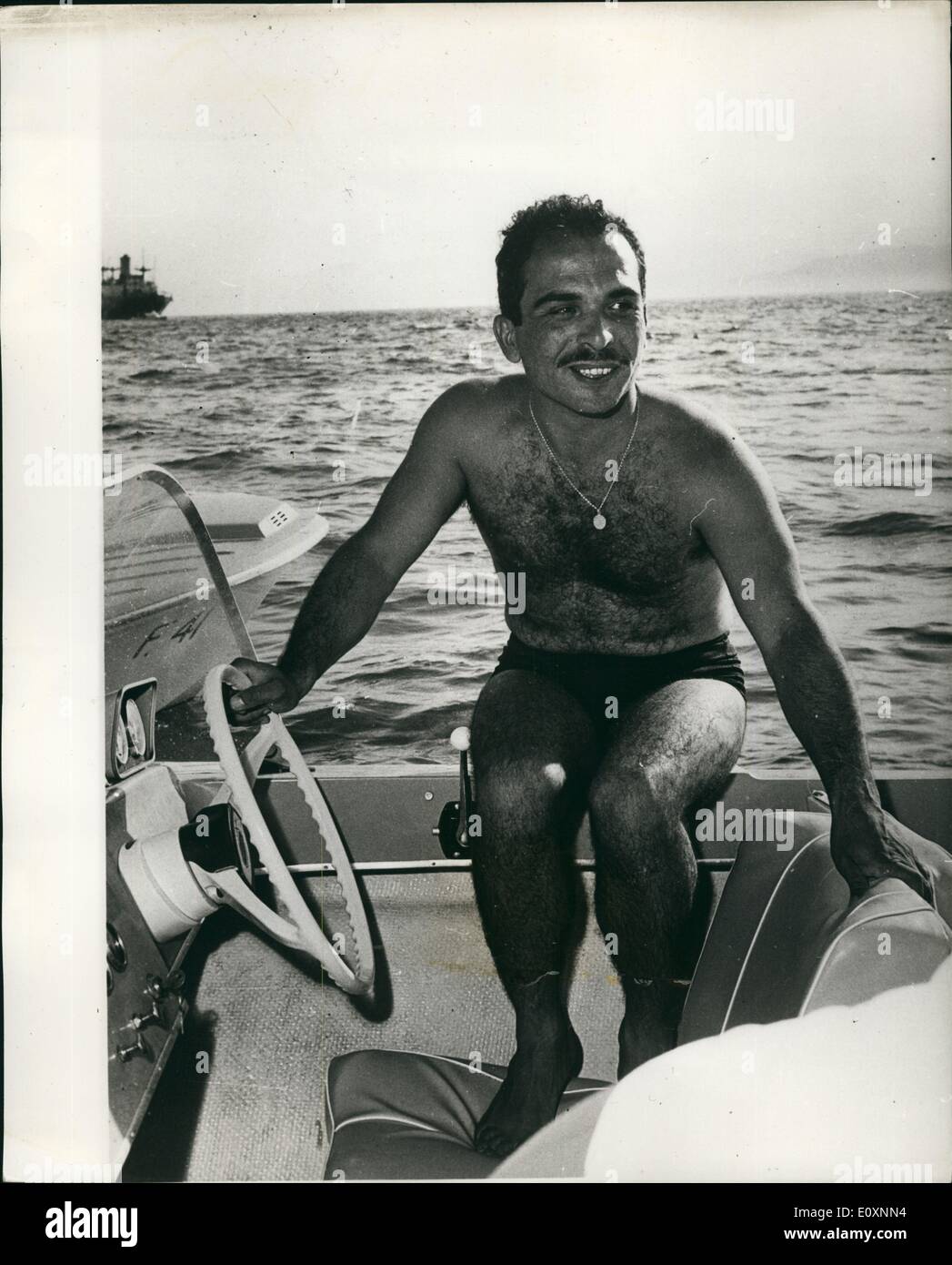 5. Mai 1967 - König Hussein Takes part in Wasser - Ski-Festival: aufgrund der Präsens-Situation im Nahen Osten, hat Jordan ihre Truppen auf der Hut "Vorsorglich" setzen. Foto zeigt diese Bilder, erhielt heute, zeigt eine entspannte König Hussein von Jordanien als er beteiligte sich im Wasser-Ski-Festival in Agaba. Stockfoto