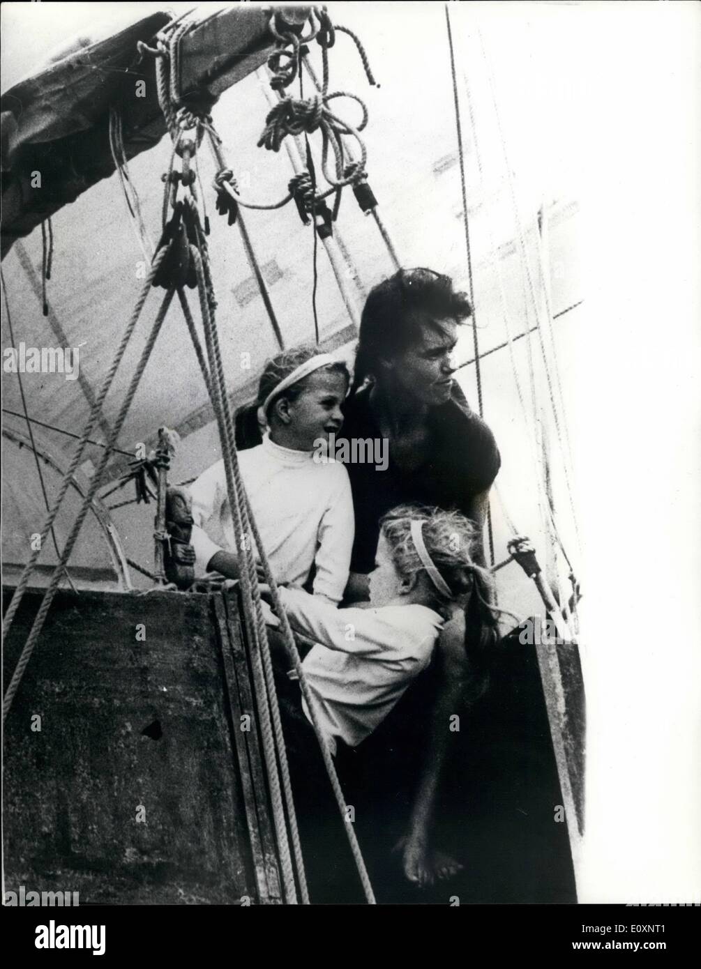 7. Juli 1967 - rund um die Welt Katamaran trifft Heimat: Dr. David Lewis, 45 und seine Frau Fiona, angekommen Plymouth gestern an und seiner drei Jahre alten Runde Welt Reise von 38.000 Meilen in der 42 ft Katamaran Hehu Moana. An Bord waren mit ihnen, ihren Kindern, Susin 5 und Vicky, 4, und Miss Priscilla Cairins, 34, die soted als Navigator von Tahiti. Frau Lewis und der Chiuldren kam das Schiff in New York ihr Hinfahrt. Das Foto zeigt. Priscilla Cairns, die als "Kindermädchen und Navigator" gehandelt, im Bild an Bord Rehu Moana, mit Dr. Stockfoto