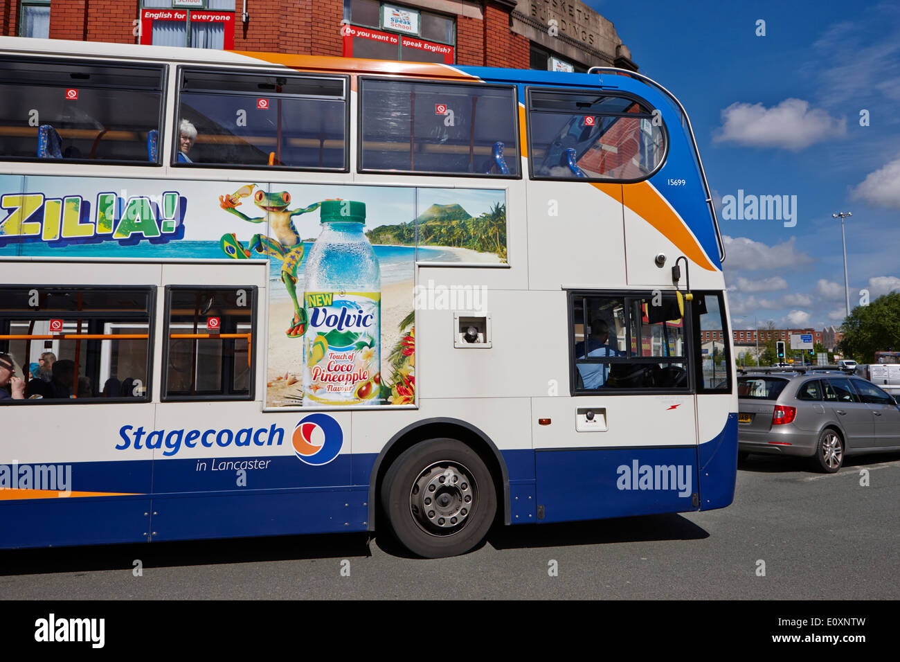 Postkutsche Lancaster-Doppeldecker-Bus mit Werbung im Stadtzentrum von Preston England UK Stockfoto