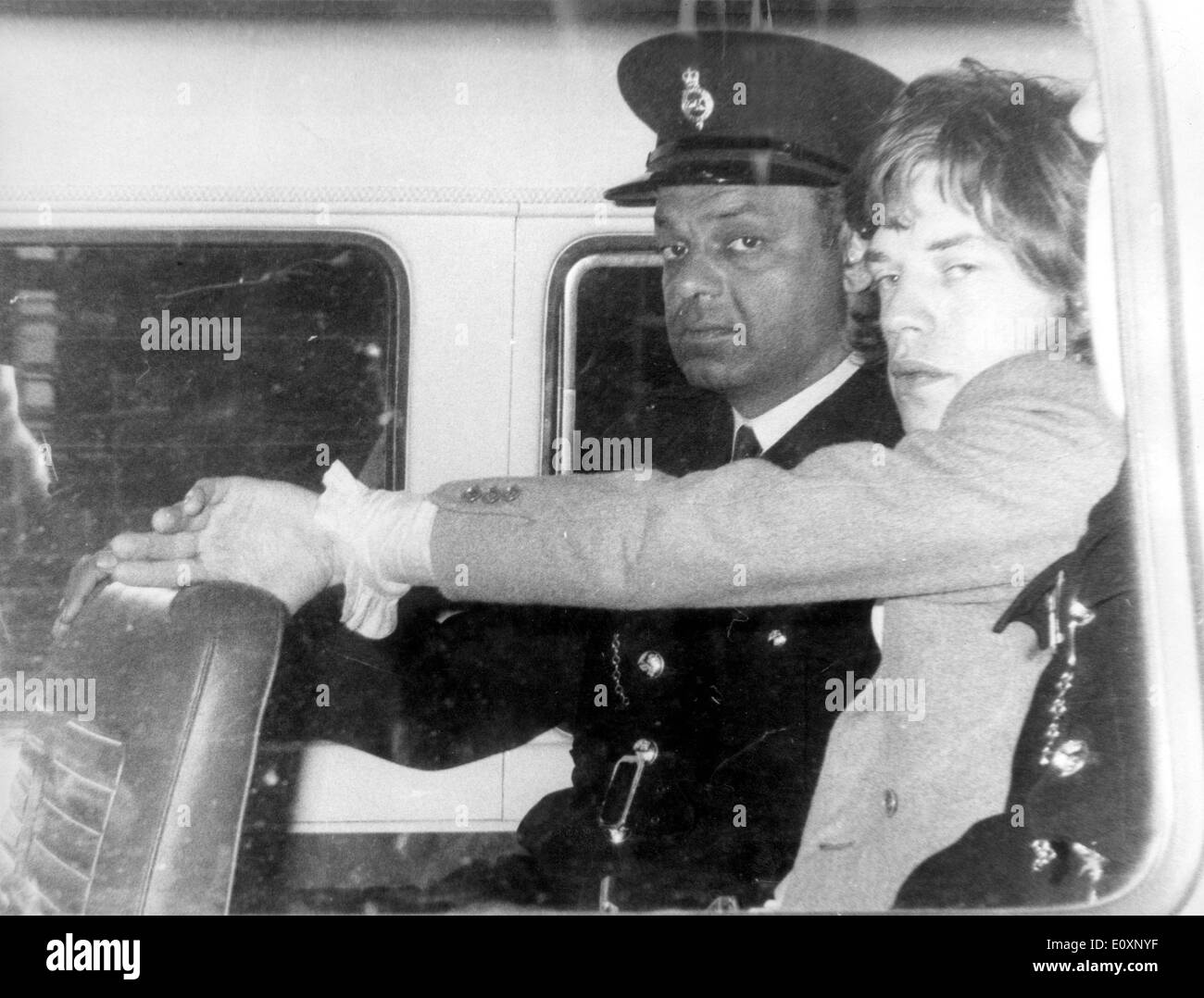 Mick Jagger begleitet aus dem Gerichtsgebäude nach Verurteilung Stockfoto