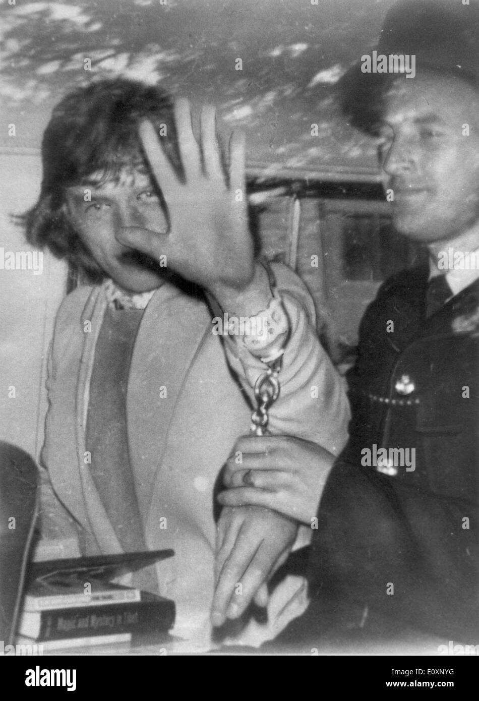 Mick Jagger begleitet aus dem Gerichtsgebäude nach Verurteilung Stockfoto
