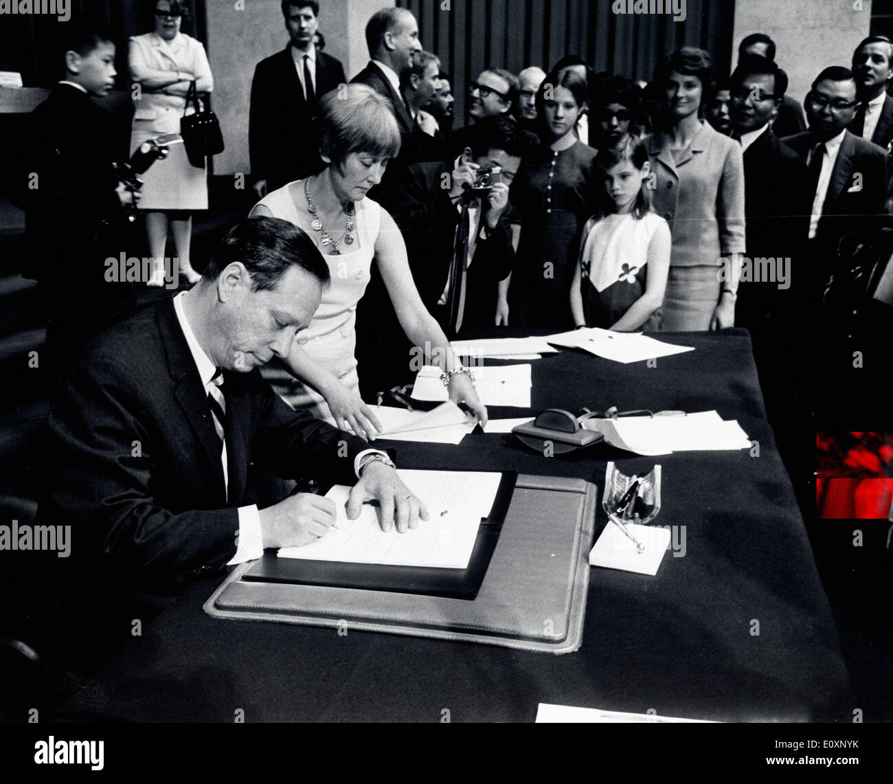 W. Michael Blumenthal unterschreibt Tarifvertrag Stockfoto