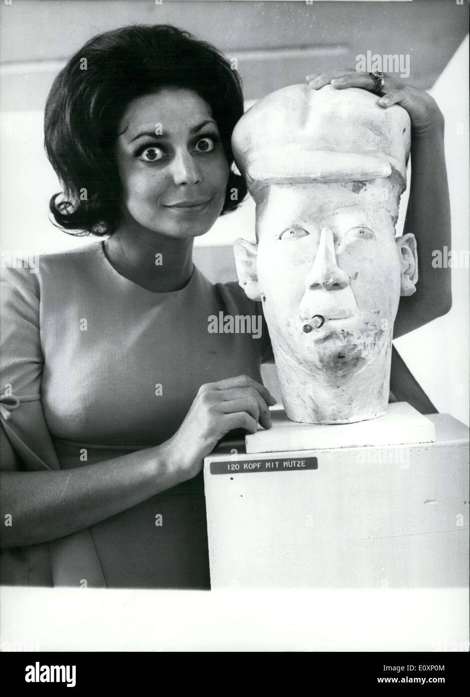 6. Juli 1967 - beeindruckt die '' Kopf mit ein GAP '', eine Skulptur des Berliner Bildhauer Joachim Schmettau, Carmela Corren auf Stockfoto