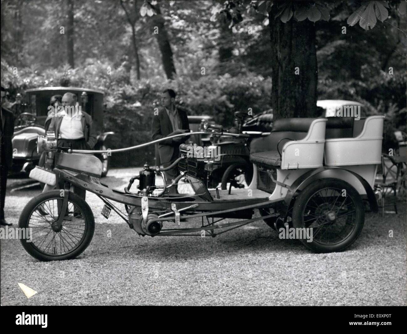 6. Juli 1967 - wurden etwa vierzig alte Autos aus der Belle Epoque im sehr schönen Pre-Catelan Park in Boulogne versteigert. Bestimmte Gebote stieg sehr schnell und erreichte den Preis für ein nagelneues Auto. Die gekauften Autos sollten später abgeholt werden Donnerstag mittags. Hier ist ein '' Lacroix de Lacille'' 1903-1904, Dion ich 6hp Motor, automatische Flaschenventil. Stockfoto