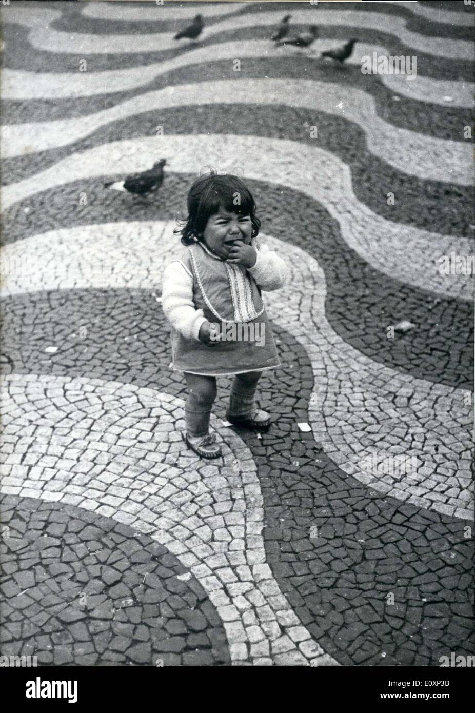 8. Juli 1967 - ist arme kleine Graziella nur untröstlich. Sie war das Essen wenn sie ihr Essen ließ und die Vögel nutzten und aß es. Stockfoto