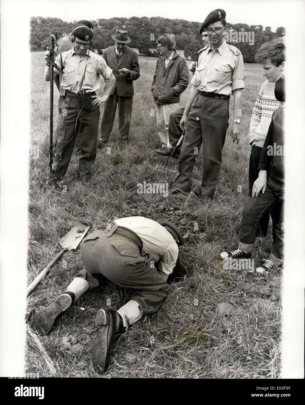 10. Juli 1967 - Armee sucht Kanonenkugeln in 1642 verwendet.: The Army in Edgehill, Warwiekshire, gestern, Gruben auf dem Schlachtfeld, wo Cavaliers und Rundköpfen ein Unentschieden im Jahre 1642, in der Hoffnung, einige der ihre Kanonenkugeln wieder gekämpft. Die gestrige Übung wurde von akademischem Interesse - die akademische interessiertesten als Brigadier Peter Young, Leser in der Militärgeschichte in Sandhurst. Er wurde beauftragt, ein Buch über die Schlacht von Edgehill schreiben und fände es einfacher wüsste er ein wenig mehr über die Artillerie im Bürgerkrieg verwendet Stockfoto