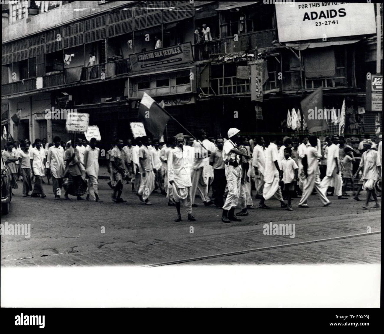 11. Juli 1967 - Tse-tungs Bildnis gehängt: Tse-tungs Bildnis wurde öffentlich von einem Laternenpfahl im Norden Kalkuttas Geschäftsbereich, Burrabazar, (am 2. Juli) gehängt. Das hÃ ¤ ngen folgte ein '' öffentliche Testversion von Mao Tse-tung'' auf einer Straßenecke Kundgebung in der Nähe von den Laternenpfahl. Redner auf der '' Test '', organisiert von Burrabazer Jugend Moreha (Gesellschaft) verurteilt Mao als der Feind der Demokratie und des Weltfriedens. Sie sagten, dass die chinesischen Sprengung der Wasserstoffbombe bewiesen, dass Mao und seine Anhänger verabscheuen alle Welt Anstrengungen, Atomwaffen zu verbieten und drückte damit die Nationen gegenüber einem dritten Weltkrieg Stockfoto