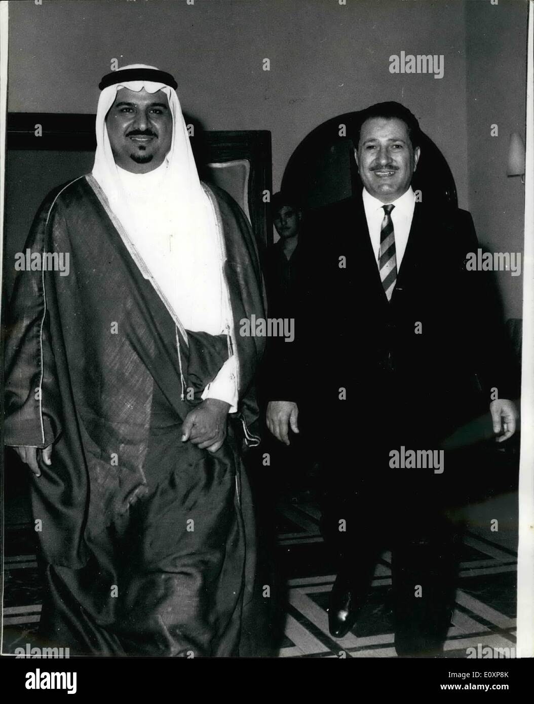 Treffen Sie 7. Juli 1967 - Saudi Defence Minister besucht Jordan Sultan Bin Abedul Aziz, dem saudischen Verteidigungsminister, der auf einer Reise nach Jordanien, um saudische Truppen in Jordanien zu inspizieren, auch Mitglieder der Regierung von Jordanien. Foto zeigt: - Sultan Bin Abedul Aziz (links) mit der Premier von Jordan Mr. Saad Juma in Amman gesehen. Stockfoto