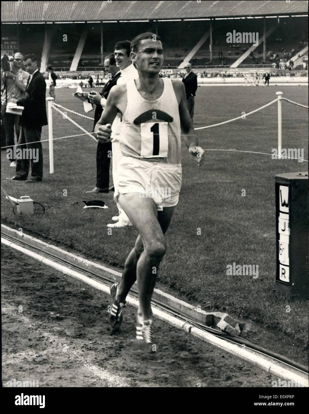 7. Juli 1967 - The AAA Meisterschaften in The White City Ron Clarke (Australien) gewinnt die drei Meilen: Phot zeigt Ron Clarke (Australien) sieht man leicht gewinnen die drei Meile Event 12 min. 59secs. Stockfoto