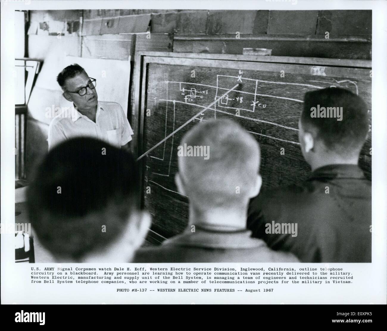 8. August 1967 - sehen US Armee-Signal-Sanitätern Dale H. Eoff, Western Electric Service Division, Inglewood, Kalifornien, Gliederung Stockfoto