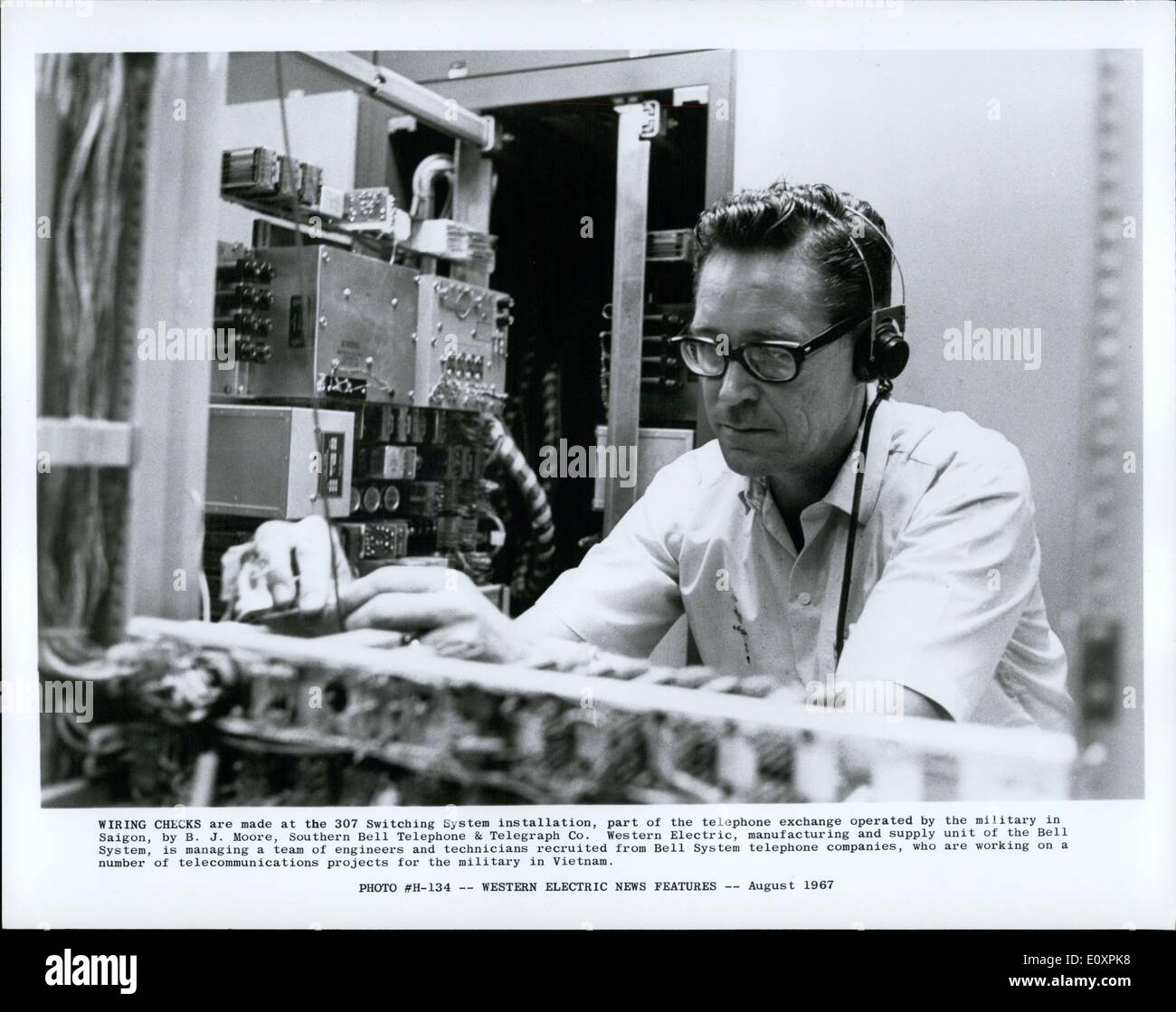 8. August 1967 - Verkabelung überprüft werden gemacht in der 307 Switching System-Installation, Teil der Nebenstellenanlage betrieben von der Stockfoto