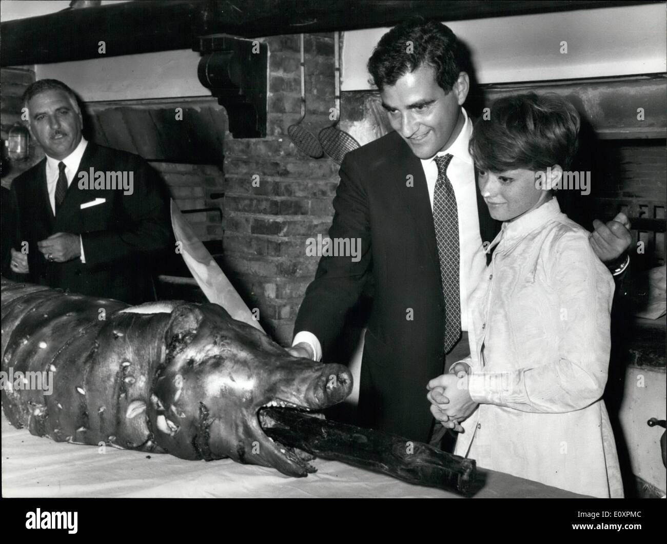 7. Juli 1967 - Rom, Juli 1967, berühmte italienische Sängerin Rita Pavone, 22, Bethroted mit ihrer PR-Agenten, der ehemalige Sänger Teddy Stockfoto