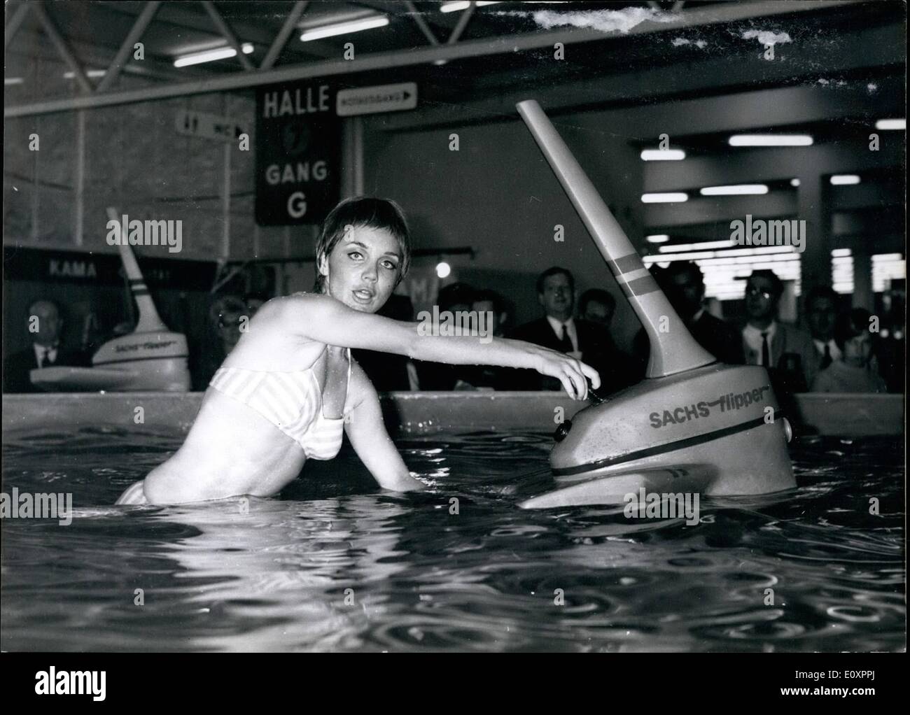 10. Oktober 1967 - 1967 der SPOGA in Köln: SPOGA 19637, internationale spezielle Messe für Sportsachen, Camping-Bedarf und Gartenmöbel, fand vom 22. Oktober bis 24. Oktober in Köln. Das Foto zeigt Motor-Flipper. Mit Hilfe der it kann jeder Weltmeister werden. Der Weltrekord für 100 m Crawl Schwimmen ist 52 Sek. Motorflipper schwimmt die gleiche Strecke in 50 sec. Stockfoto