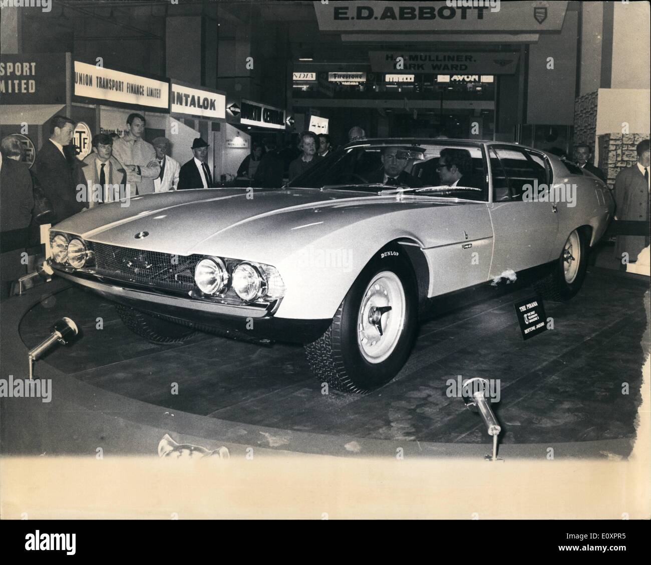 10. Oktober 1967 - drücken Sie die Vorschau auf der Motor Show, das ideale Auto: Autofahren Komfort vom Luxus Halterung eine Nasenlänge voraus, die von exklusiven styling im Exterieur- und Interieur-Karosserie, die Sicherheit der eingebauten Sicherheit entscheidend für hohe Fahrleistungen und passend eine Höchstgeschwindigkeit im Bereich von 140 km/h kommt. Das waren die Ideen, die in '' das ideale Auto '' des Daily Telegraph Magazine und wünschenswert Sportcoupé, das der Öffentlichkeit auf dem Automobilsalon vorgestellt die Morgen am Earls Court öffnet ging Stockfoto