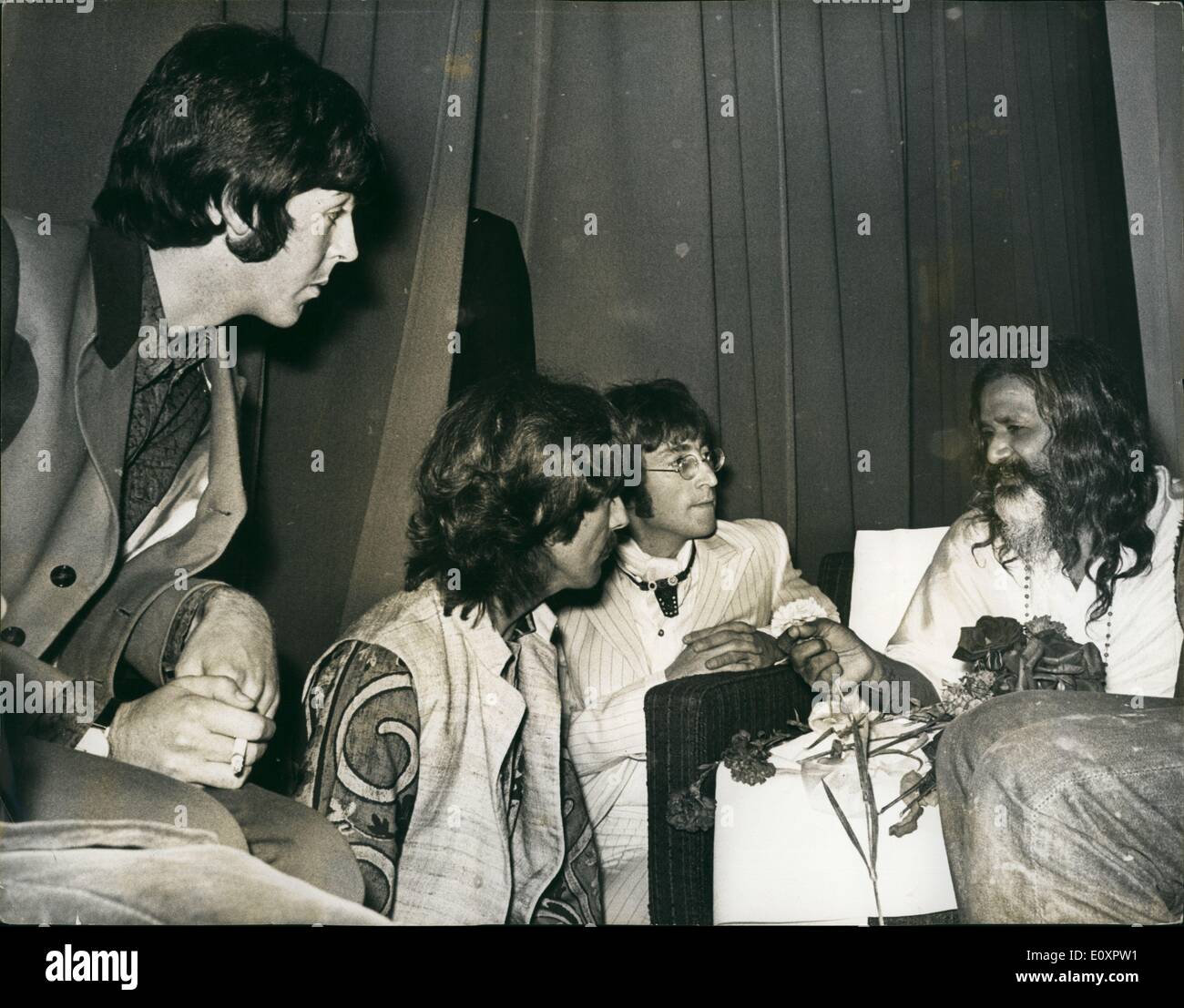 8. August 1967 - drei von den Beatles besuchen Vortrag von Maharishi Mahesh Yogi: Maharishi Mahesh Yogi, der in London für ein Abschied auf seine achte und letzte Welttournee, danach geht er in den Ruhestand aus dem öffentlichen Leben, besuchen Sie letzte Nacht auf die wichtige Rolle der transzendentalen Meditation im modernen Leben, bei einem öffentlichen Vortrag im Hilton Hotel in London sprach ist. Unter den waren drei von den Beatles, John Lennon, Paul McCartney und George Harrison auf ihn zu hören Stockfoto