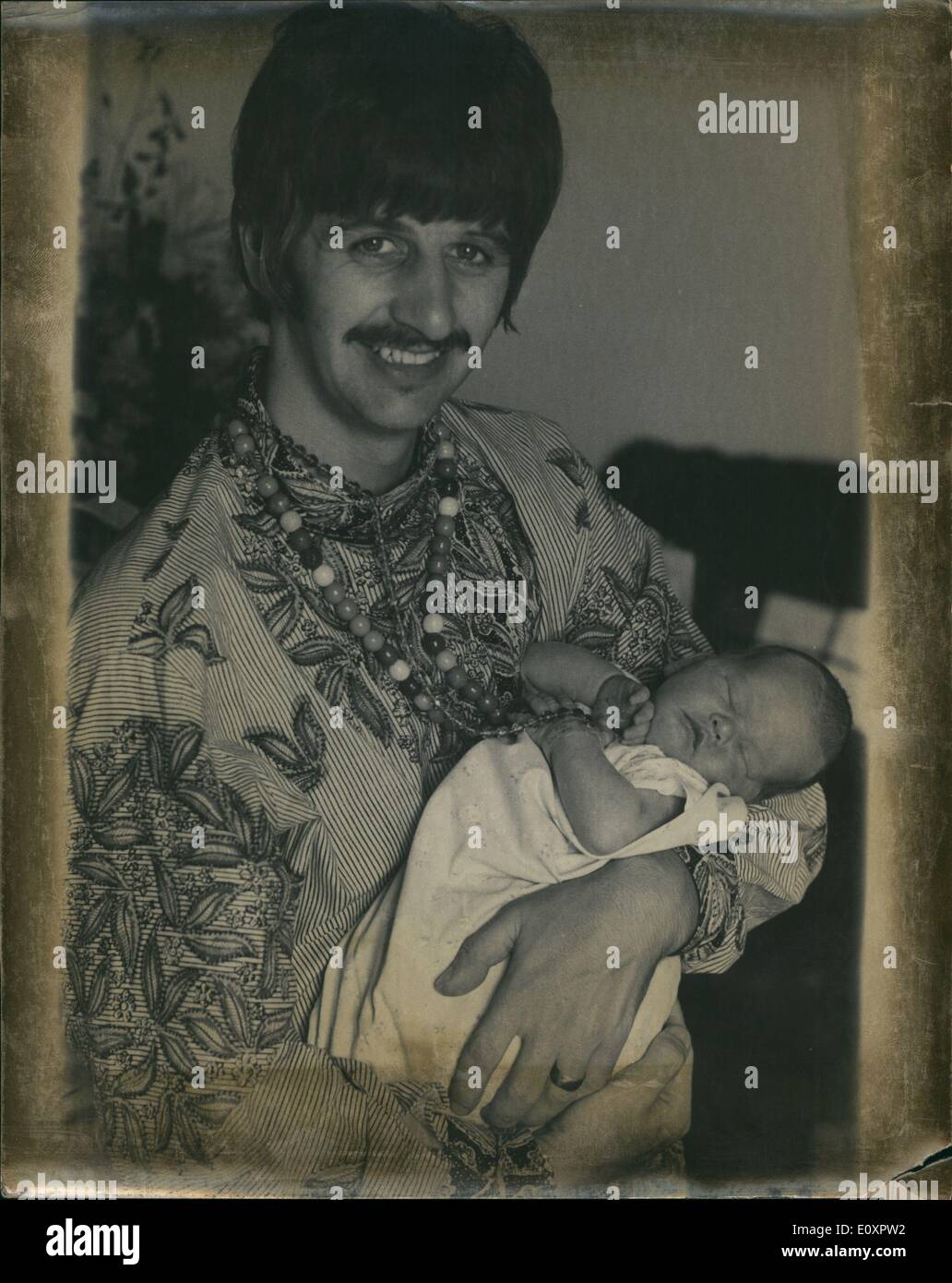 8. August 1967 - erste Bilder der Beatle Ringo Star mit seinem neuen Baby Sohn Jason: Fotoshows Beatle Ringo Starr mit seinem neuen Baby Sohn Jason im Queen Charlotte Krankenhaus abgebildet. Stockfoto