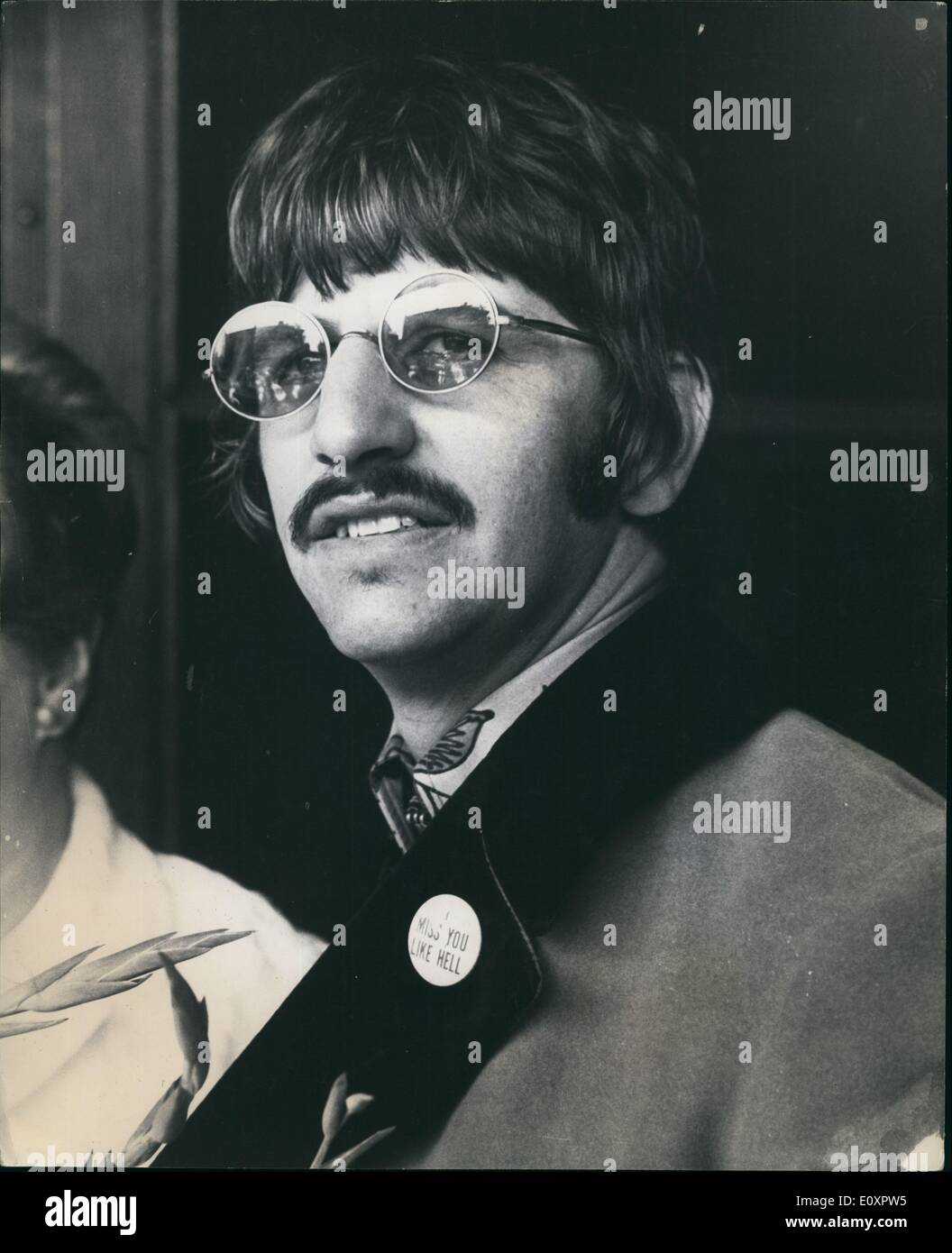 8. August 1967 - Beatle Ringo Starr besucht sein kleiner Sohn: Beatle Ringo Starr besuchten gestern seine 21-jährige Frau. Maureen und Tag alten Sohn Jason im Queen Charlotte Hospital in London. Ringo, die waren ein Abzeichen in seinem Revers-Lesung "ich vermisse dich wie die Hölle", sagte Mutter und Baby wohlauf waren. Hingo und Maureen haben jetzt zwei Söhne. Ihr erste Kind, Zak, werden zwei in zwei Wochen. Das Foto zeigt Beatle Ringo Starr im Bild gestern im Krankenhaus. Stockfoto