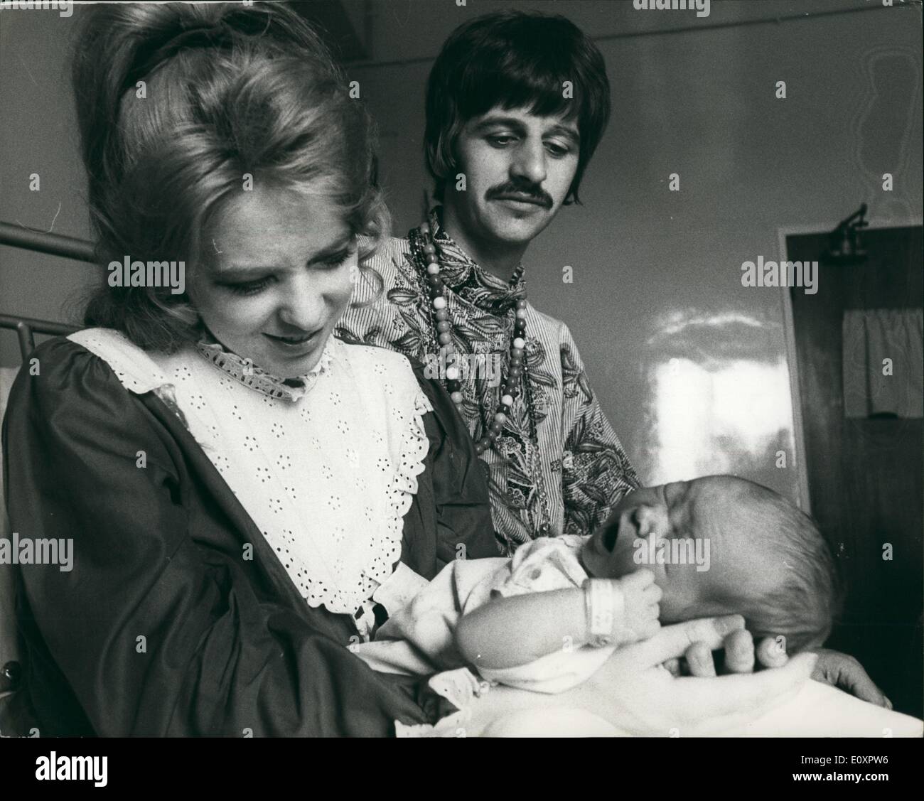 8. August 1967 - A Starr Is Born - Jason Starky: Beatle Ringo Starr und seine Frau Maureen haben einen weiteren Sohn, Maureen hat letzte Woche einen springenden jungen im Krankenhaus der Königin-Charlottes, London geboren. Foto zeigt stolze Eltern Ringo und Maureen mit ihren neuen Sohn Jason. Stockfoto