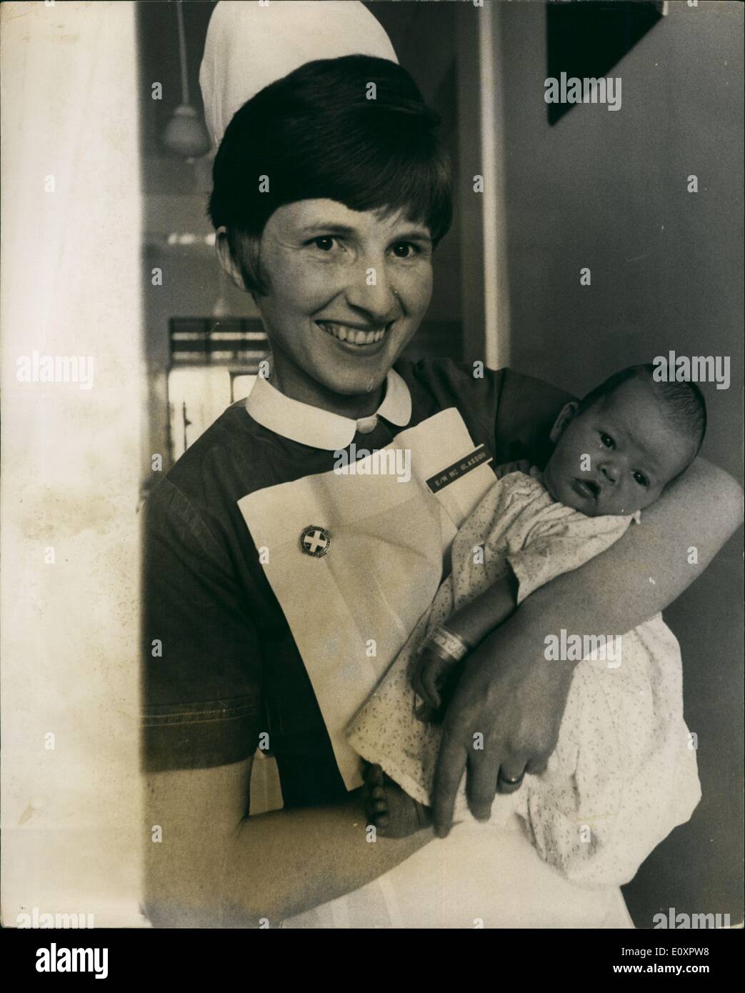 8. August 1967 - das erste Bild von Beatle Ringo Baby Sohn Jason. Das Foto zeigt Jason, der neue Baby-Sohn von Beatle Ringo Starr, abgebildet in den Armen von Krankenschwester McGlasson im Krankenhaus der Königin Charlotte. Dies ist Ringos zweiter Sohn,-ihr erster Sohn Zak werden 2-Year-Old in zwei Wochen. Stockfoto