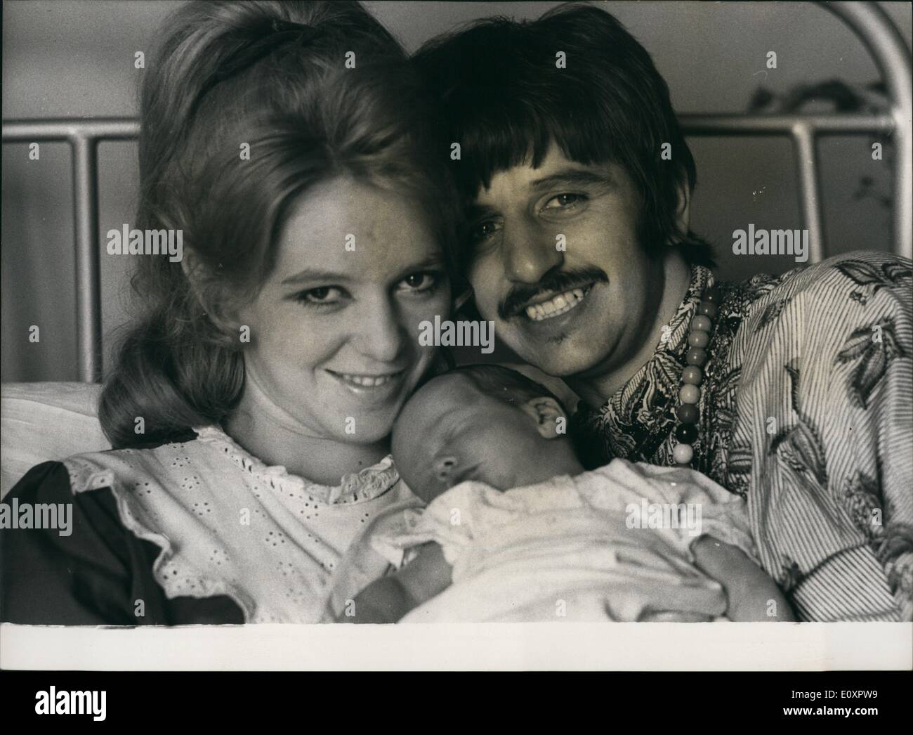 8. August 1967 - erstes Bild der Beatle Ringo Starr mit seinem Baby Sohn, Jason: Fotoshows Beatle Ringo Starr und seine 21 Jahre alte Frau Maureen, gesehen mit ihrem neuen Baby-Sohn, Jason, im Queen Charlotte Krankenhaus, wo er letztes Wochenende geboren wurde. Sie jetzt zwei Söhne - ihr erstes Kind, Zak, zwei Jahre alt, in werden einer für die heutige Zeit. Stockfoto