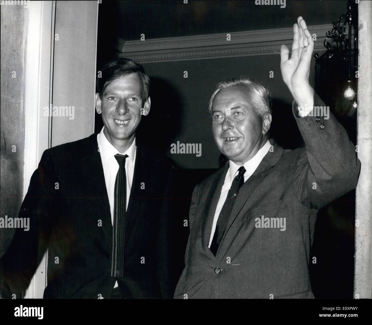 8. August 1967 - The Prime Minister macht Kabinett Hauptänderungen: In einem großen Regierung Shake-up, die direkte Kontrolle der britischen Undustrial und wirtschaftliche Entwicklung Mr. Wilson übernommen hat. Er ist verantwortlich für das Volkswirtschaftsdepartement selbst. Eines der Neubestellung in 43 Jahre alte Herr Peter Shore, das Kabinett als Minister für wirtschaftliche Angelegenheiten - mit Mr. Wilson als sein Overlord anschließt. Herr Shore war nur acht Monate als Staatssekretär in der Abteilung tätig. Foto zeigt, dass Mr. Wilson bringt die Tür Nr. Stockfoto