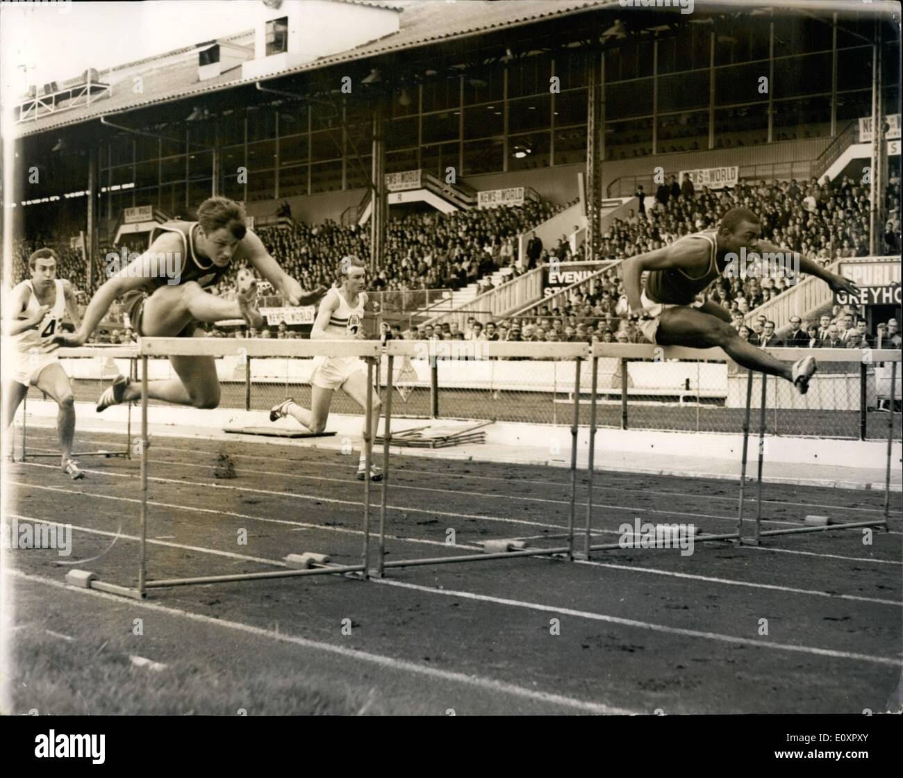 8. August 1967 - Großbritannien gegen Vereinigte Staaten von Amerika Athletic Meeting im White City Stadium: Fotoshows Einnahme Tha letzte Zaun in die 110 Meter Hürden ist W. Davenport (USA Nr. 1.), wer der Sieger war, und R. Blumen (USA) Nr. 5, der zweite war. Stockfoto