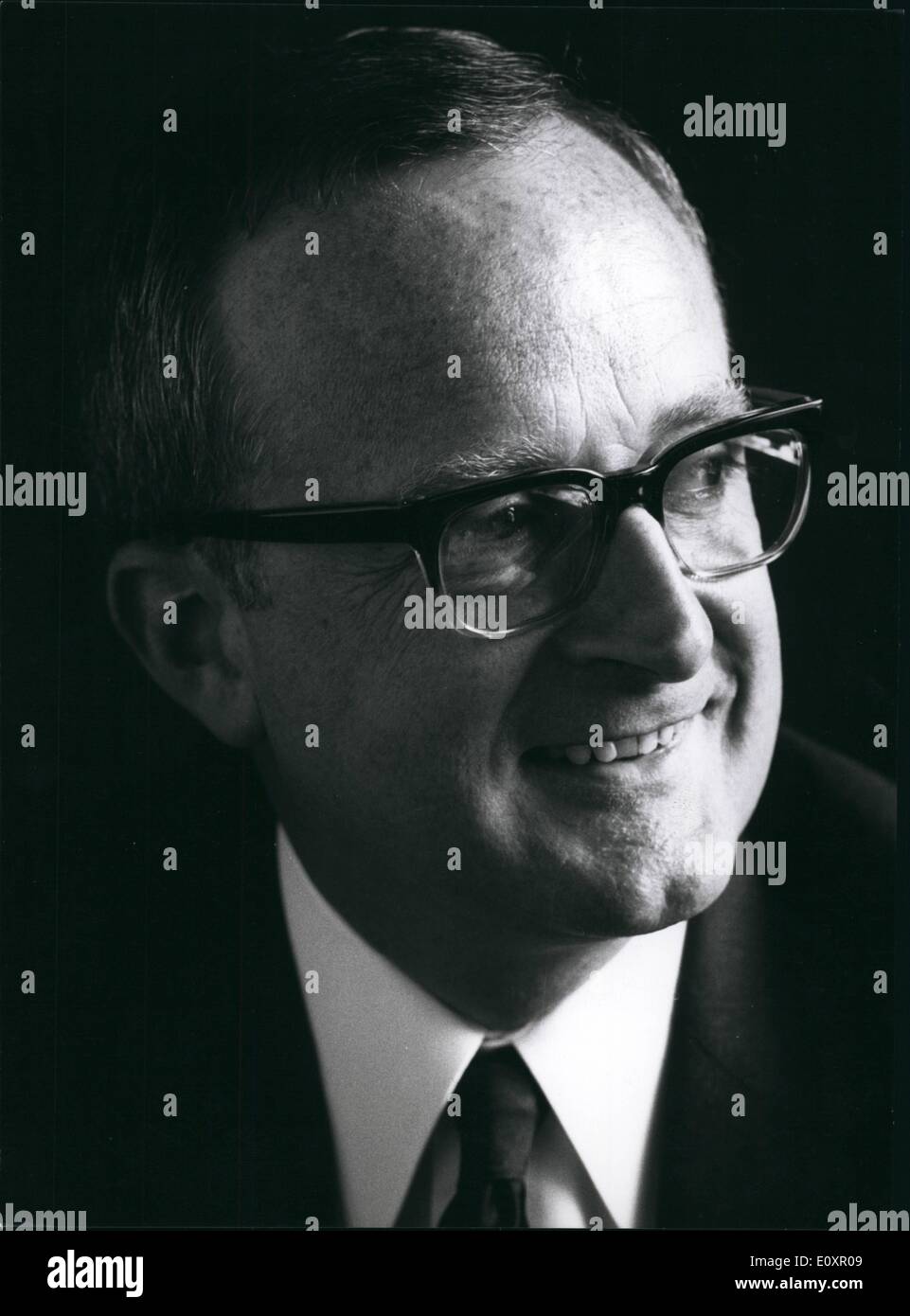 8. August 1967 - Wolfgang Reuter wird den Vorsitz des Vorstands der Demag AG, Duisburg zu übernehmen. Er ist Nachfolger der scheidende Präsident, Dipl - Ing. Heinrich Müller, der ist in den Ruhestand. Stockfoto