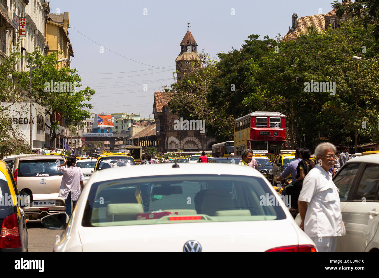 Stark befahrene Straße in Mumbai Indien Stockfoto