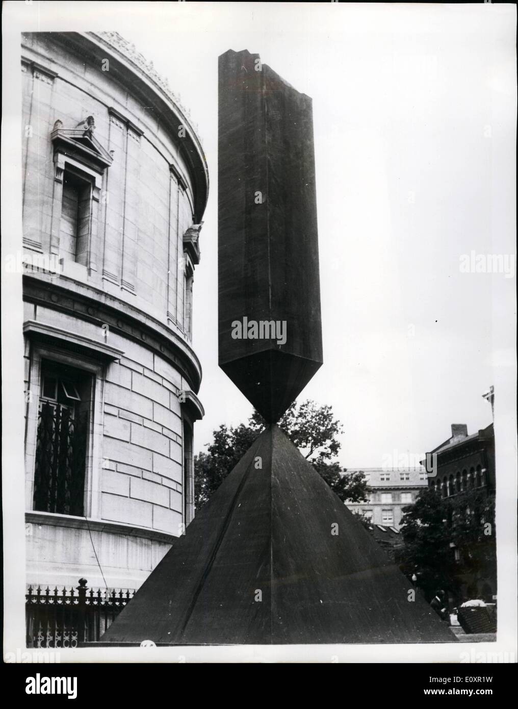 Broken obelisk Fotos und Bildmaterial in hoher Auflösung Alamy
